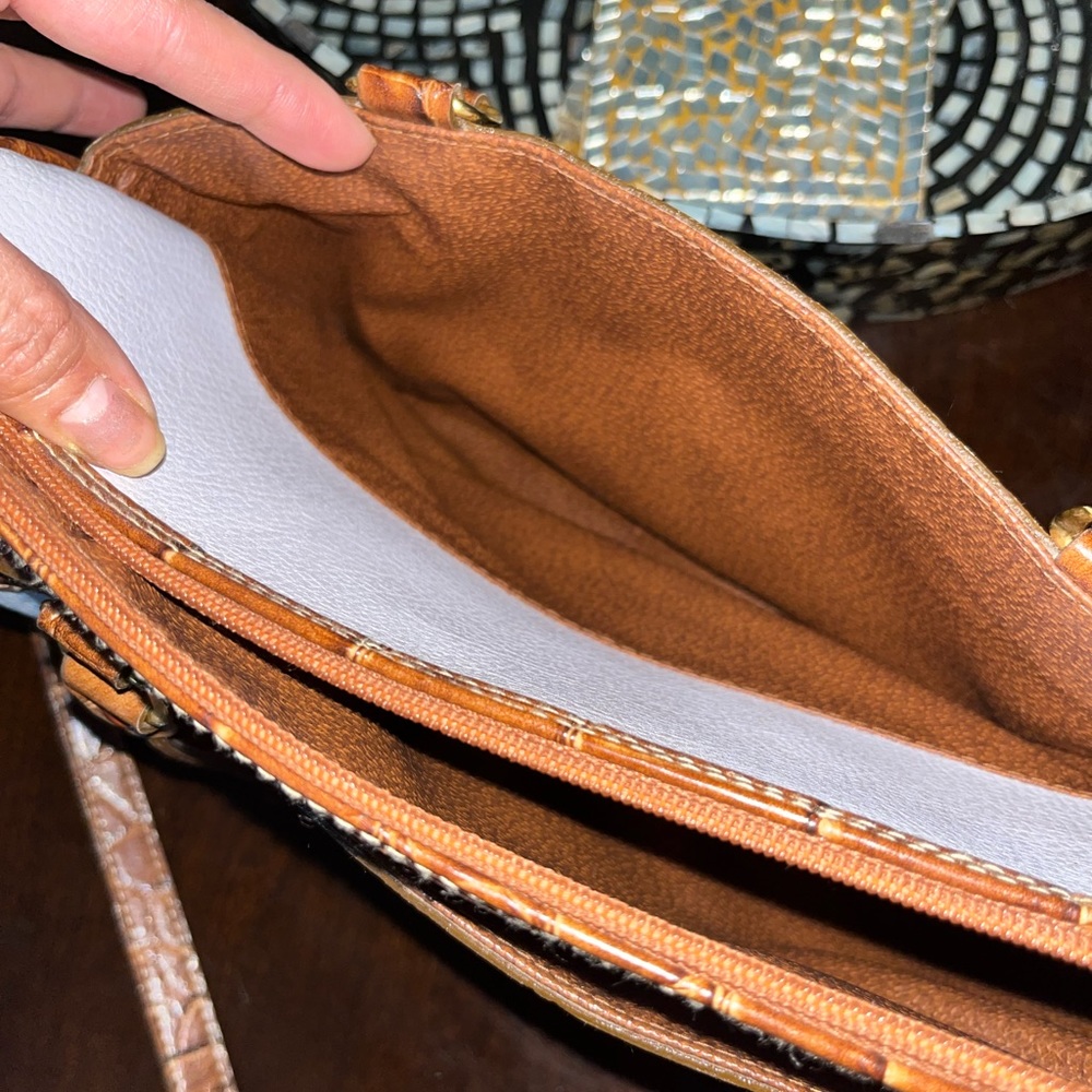 Vintage vegan leather white and brown purse handbag with detachable strap - Picture 10 of 13